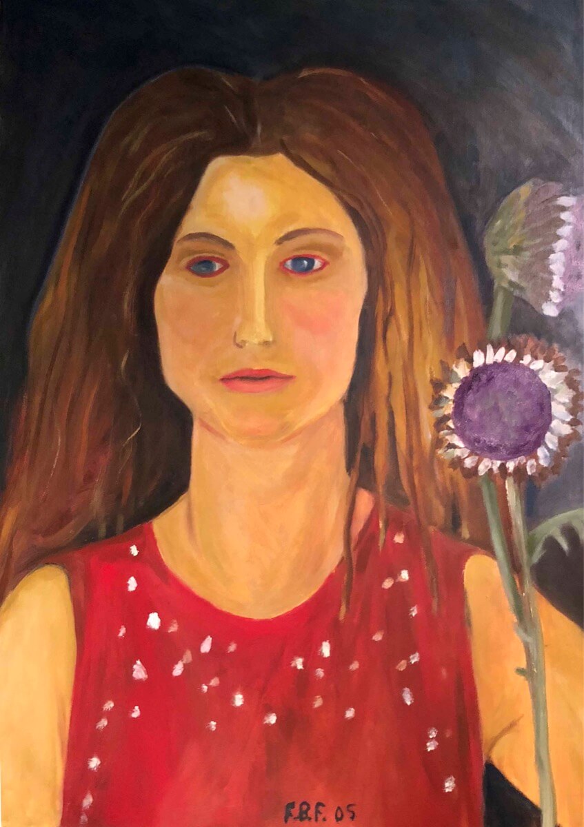 Ragazza con fiori di carciofo